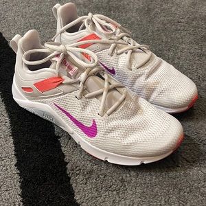 Women’s Nike legend Essential sz 8.5 vast grey / fire pink Like new